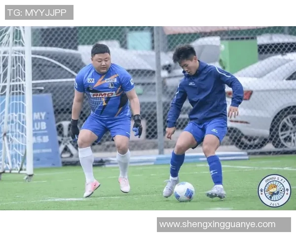 足球明星与路人激情对决街头足球赛引发热潮与欢笑